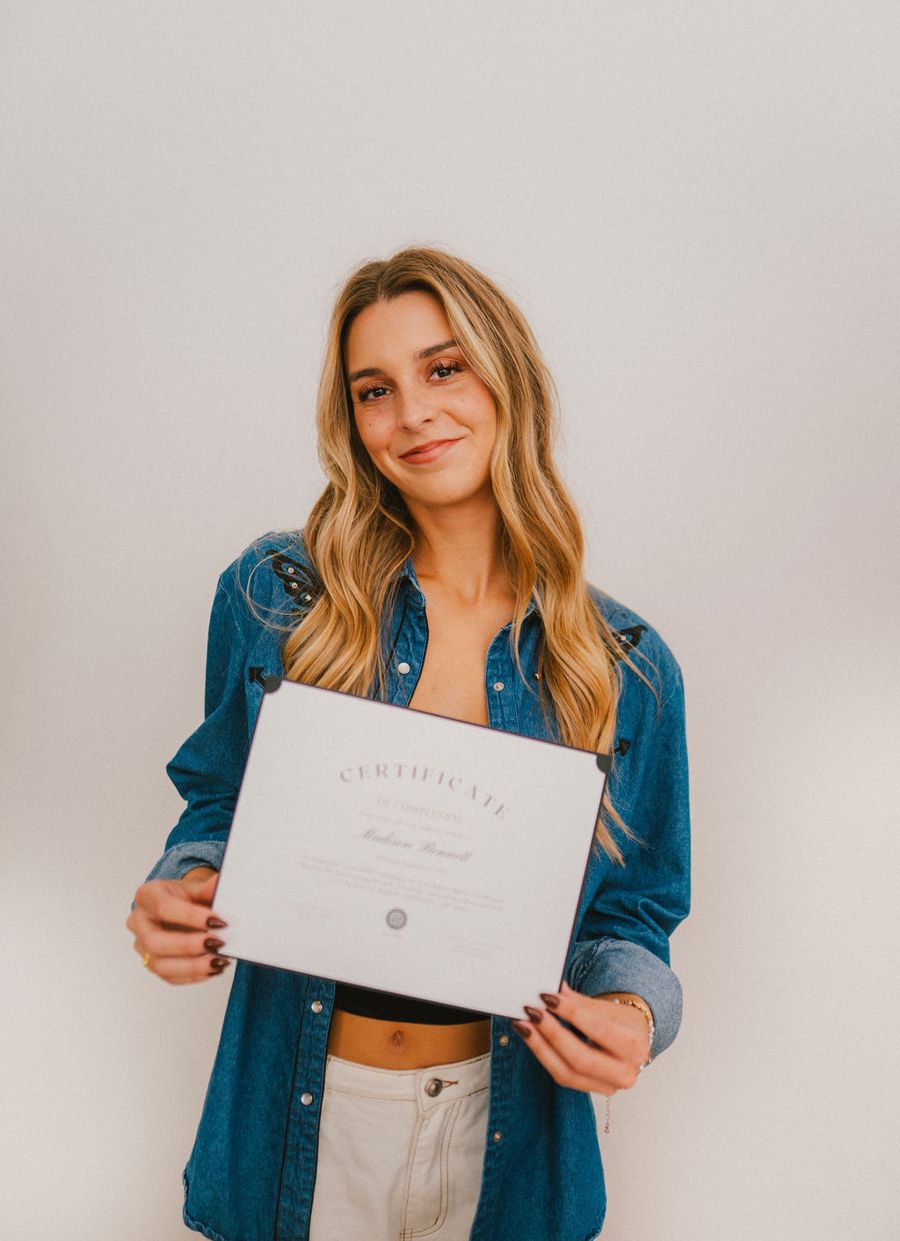 Graduate of the online spray tan certification course
